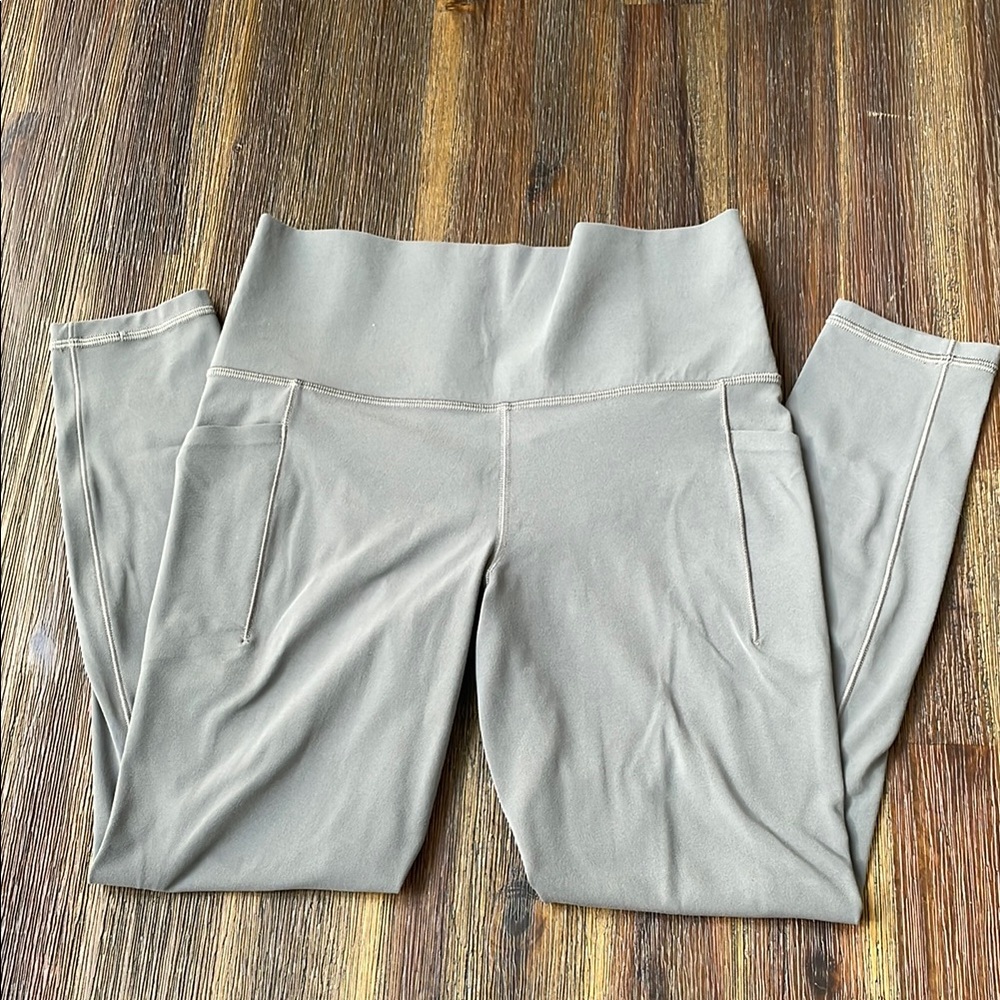 Athleta Salutation Stash Pocket Tight 7/8